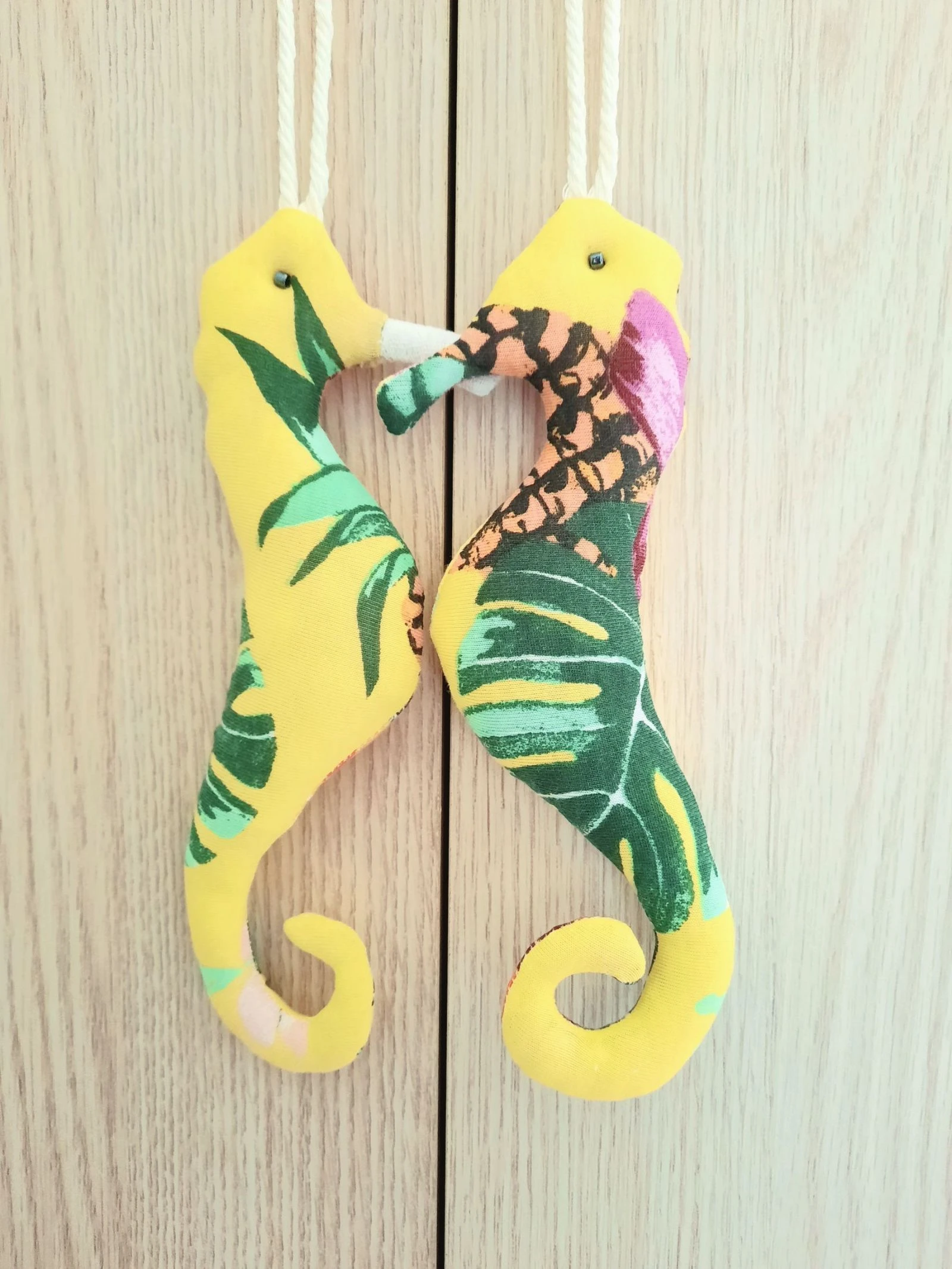 Pareja de caballitos de mar. Decoración náutica.